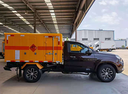 三角镇爆破器材运输车