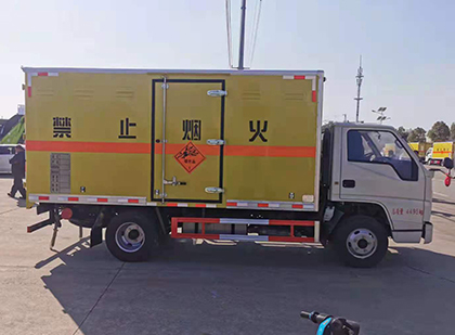 三角镇爆破器材运输车技术升级与安全合规新趋势